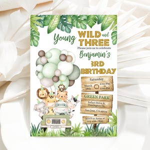 Könnte beinhalten: Eine grüne, braune und weiße Einladung zu einem dritten Geburtstag. Die Einladung hat ein Dschungel-Thema mit Tieren, Ballons und einem Jeep. Der Text auf der Einladung lautet "Young Wild and Three" und "Benjamin's 3rd Birthday".