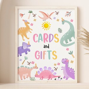 パステルカラーの恐竜ベビーシャワーテーブルサインカードとギフト男の子女の子1歳の誕生日パーティーデコレーションジャングル動物ワイルドストンプチョンプ印刷可能BS53 BT98