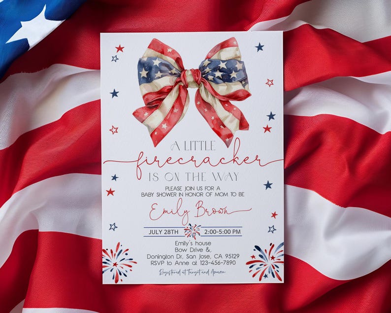 Puede incluir: Una invitaci&oacute;n a un baby shower con tem&aacute;tica patri&oacute;tica. La invitaci&oacute;n presenta un lazo al estilo de la bandera estadounidense, con rayas rojas y blancas y estrellas azules. El texto dice "A Little Firecracker is on the Way."