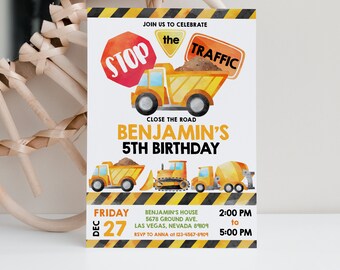 Puede incluir: Invitación a una fiesta de cumpleaños con temática de construcción con un camión volquete amarillo, una excavadora y una mezcladora de concreto. La invitación dice "Únete a nosotros para celebrar el 5º cumpleaños de Benjamín" e incluye la fecha, la hora y el lugar de la fiesta.