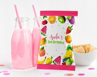 Peut inclure: Un sac de fête à thème fruits rose et blanc avec le texte "Amelia's 2nd Birthday". Le sac est rempli de chips et a une bordure rose.