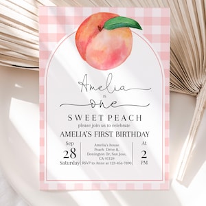 Invito di compleanno alla pesca Un invito alla pesca dolce per la festa del primo compleanno di una bambina Modello modificabile con frutta estiva floreale in oro rosa AT61P