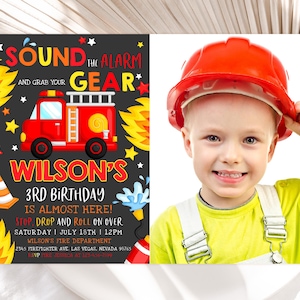 Op de afbeelding: Een rode brandweerwagen met een gele ladder en een zwart-wit geruit patroon aan de zijkant. De wagen staat op een zwart schoolbord met de tekst "Sound the Alarm and Grab Your Gear" en "Wilson's 3rd Birthday is Almost Here! Stop, Drop and Roll on Over Saturday | July 18th | 12pm Wilson's Fire Department 2345 Firefighter Ave. Las Vegas, Nevada 98765 RSVP". Een foto van een kind met een rode brandweerhelm is op de achtergrond.