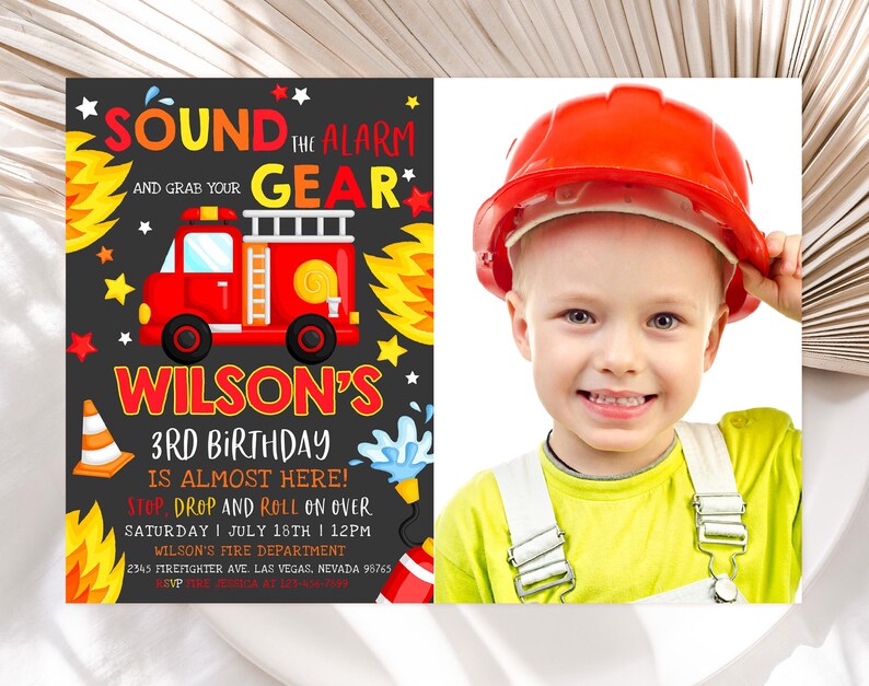 Op de afbeelding: Een rode brandweerwagen met een gele ladder en een zwart-wit geruit patroon aan de zijkant. De wagen staat op een zwart schoolbord met de tekst "Sound the Alarm and Grab Your Gear" en "Wilson's 3rd Birthday is Almost Here! Stop, Drop and Roll on Over Saturday | July 18th | 12pm Wilson's Fire Department 2345 Firefighter Ave. Las Vegas, Nevada 98765 RSVP". Een foto van een kind met een rode brandweerhelm is op de achtergrond.