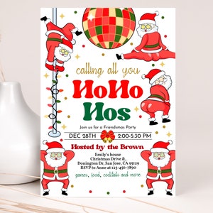 Pu&ograve; includere: Un invito a una festa di Natale con uno schema di colori rosso e verde festoso. L'invito presenta un Babbo Natale dei cartoni animati in varie pose, tra cui ballare e tenere un palo. Il testo recita "Calling all you HoHo Hos" e include i dettagli della festa, come la data, l'ora e il luogo.