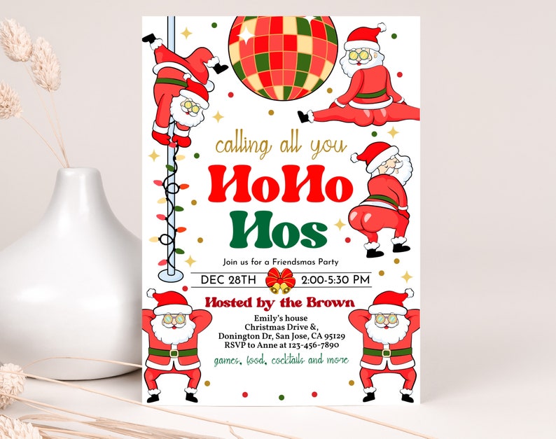 Pu&ograve; includere: Un invito a una festa di Natale con uno schema di colori rosso e verde festoso. L'invito presenta un Babbo Natale dei cartoni animati in varie pose, tra cui ballare e tenere un palo. Il testo recita "Calling all you HoHo Hos" e include i dettagli della festa, come la data, l'ora e il luogo.