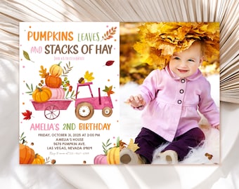 Op de afbeelding: Een roze en witte uitnodiging voor een 2e verjaardag met een tractor die pompoenen en hooi vervoert. De uitnodiging luidt "Pumpkins Leaves and Stacks of Hay" en "Amelia's 2nd Birthday".