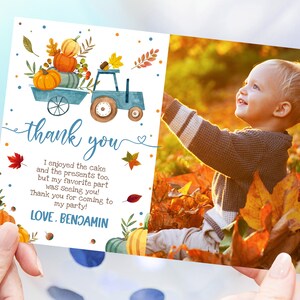 Wenig Kürbis-LKW-Foto Danke Karte Junge 1. Geburtstags-Party Danke Hinweis-Karte Herbst Herbst Blau Kürbis Patch Blätter EDITIERBARE BT26B