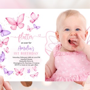 K&ouml;nnte beinhalten: Rosa und lila Schmetterlings-Motto-Einladung zum ersten Geburtstag mit einem Foto eines kleinen M&auml;dchens in einem rosa Kleid und Feenfl&uuml;geln. Der Text lautet "flutter on over for Amelia's 1st Birthday".