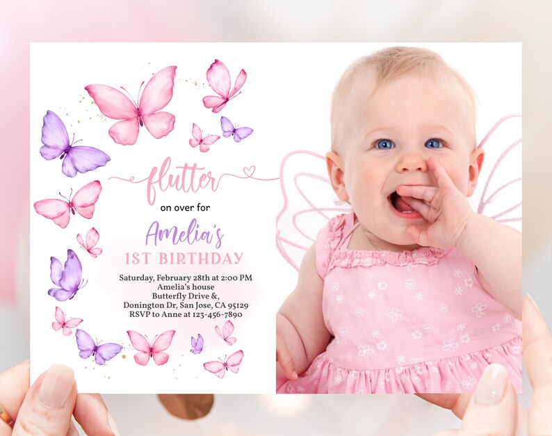 K&ouml;nnte beinhalten: Rosa und lila Schmetterlings-Motto-Einladung zum ersten Geburtstag mit einem Foto eines kleinen M&auml;dchens in einem rosa Kleid und Feenfl&uuml;geln. Der Text lautet "flutter on over for Amelia's 1st Birthday".