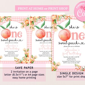 Op de afbeelding: Een printbare uitnodiging voor een eerste verjaardag. De uitnodiging heeft een perzik op een roze geruite achtergrond met de tekst "She is One Sweet Peach".