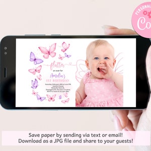 K&ouml;nnte beinhalten: Eine rosa und lila Schmetterlings-Motto-Einladung zum ersten Geburtstag mit einem Foto eines kleinen M&auml;dchens. Die Einladung lautet "flutter an over for Amelia's 1st Birthday".