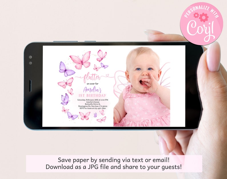 K&ouml;nnte beinhalten: Eine rosa und lila Schmetterlings-Motto-Einladung zum ersten Geburtstag mit einem Foto eines kleinen M&auml;dchens. Die Einladung lautet "flutter an over for Amelia's 1st Birthday".