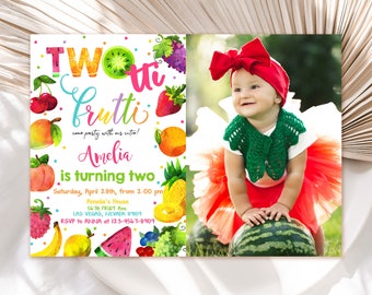 Op de afbeelding: Een kleurrijke uitnodiging voor een tweede verjaardagsfeestje voor een kind. De uitnodiging bevat een aquarel-illustratie van fruit en de tekst "TWO Frutti come party with our cutie! Amelia is turning two. Saturday, April 28th, from 2:00 pm Amelia's House 5678 FRUIT Ave. LAS VEGAS, NEVADA 89109 RSVP to ANNA at 123-4567-8909".