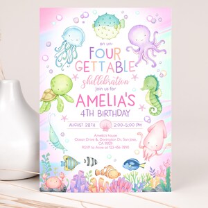 Puede incluir: Una invitación rosa y azul con una ilustración de acuarela de criaturas marinas. El texto dice "Una celebración inolvidable. Únase a nosotros para el 4º cumpleaños de Amelia. 28 de agosto, de 2:00 a 5:00 PM. La casa de Amelio, Ocean Drive & Donington Dr, San José, CA 95129. RSVP a Anne al 123-456-7890."