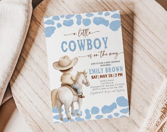 Op de afbeelding: Een blauwe en witte baby shower uitnodiging met een cartoon cowboy die op een paard rijdt. De uitnodiging luidt "Een kleine cowboy is onderweg" en bevat de naam "Emily Brown" en de datum "Za | 28 mei | 14:00 uur".