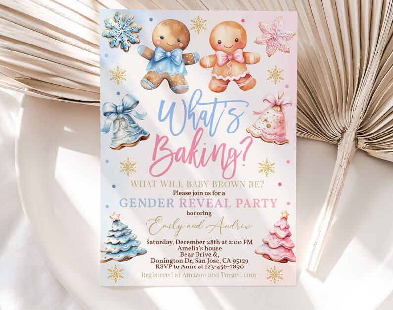 Pode incluir: Um convite para uma festa de revela&ccedil;&atilde;o de g&ecirc;nero com tema de gingerbread. O convite apresenta um homem e uma mulher de gengibre azul e rosa, uma &aacute;rvore de gengibre e o texto "What's Baking?" O convite &eacute; para uma festa de revela&ccedil;&atilde;o de g&ecirc;nero para Emily e Andrew em 28 de dezembro &agrave;s 14h00.