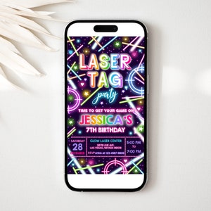 Könnte beinhalten: Eine neonfarbene Lasertag-Partyeinladung mit schwarzem Hintergrund. Die Einladung zeigt einen Telefonbildschirm mit dem Text "LASER TAG party" und "TIME TO GET YOUR GAME ON JESSICA'S 7TH BIRTHDAY". Die Einladung enthält auch das Datum, die Uhrzeit und den Ort der Party.