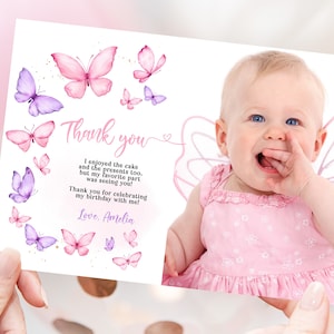 Tarjeta de agradecimiento con foto de mariposa para el primer cumpleaños de una niña, nota de agradecimiento con mariposas rosas y moradas, fiesta floral de primavera en el jardín, EDITABLE BT93V