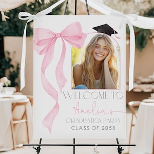 Cartel de bienvenida con foto de graduación con lazo rosa, decoración de fiesta de graduación, lazo rosa de acuarela, póster imprimible para graduados de secundaria y universidad HL94P