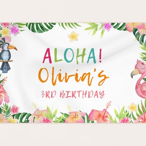 Könnte beinhalten: Ein farbenfrohes Banner mit tropischen Blättern, Blumen und Tieren. Das Banner lautet "Aloha! Olivia's 3rd Birthday".