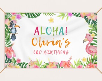 Könnte beinhalten: Ein farbenfrohes Banner mit tropischen Blättern, Blumen und Tieren. Das Banner lautet "Aloha! Olivia's 3rd Birthday".