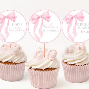 Topos de cupcake de laço rosa Coquette Girl 1º aniversário festa decoração pastel suave aquarela fita rosa elegante sobremesa etiquetas imprimíveis AT63P