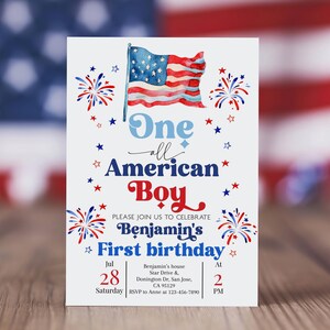 Op de afbeelding: Een patriottische uitnodiging voor een verjaardag met een Amerikaanse vlag, vuurwerk en sterren. De tekst luidt "One all American Boy" en kondigt Benjamin's eerste verjaardag op 28 juli aan. Inclusief adres en RSVP-informatie.