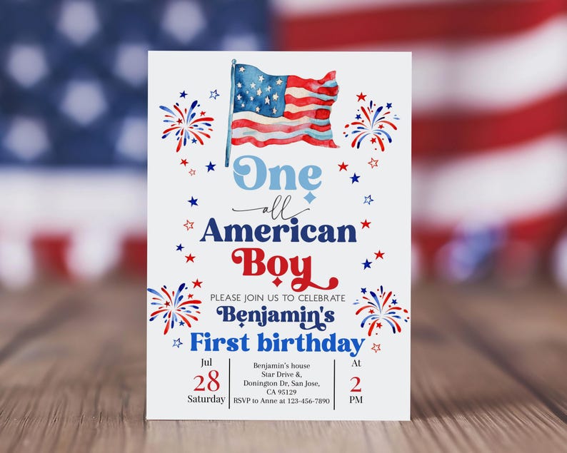 Op de afbeelding: Een patriottische uitnodiging voor een verjaardag met een Amerikaanse vlag, vuurwerk en sterren. De tekst luidt "One all American Boy" en kondigt Benjamin's eerste verjaardag op 28 juli aan. Inclusief adres en RSVP-informatie.