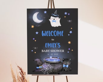 Könnte beinhalten: Ein schwarzes Schild aus Schiefer mit Halloween-Thema für eine Babyparty. Das Schild lautet "Willkommen zur Babyparty von Emily 10.28.2058". Das Schild zeigt einen Geist mit einer blauen Schleife, eine schwarze Katze mit einer blauen Schleife, einen Kessel mit blauer Flüssigkeit und Sterne.
