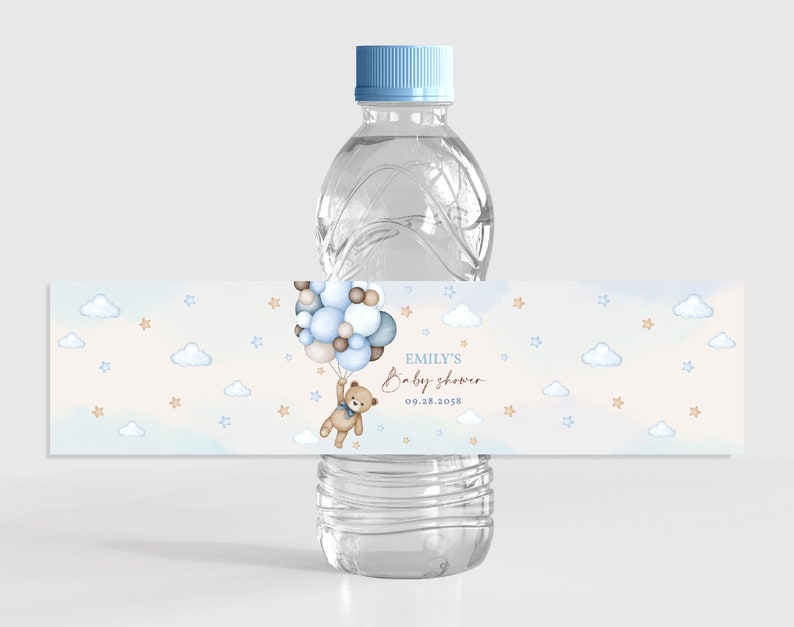 Może przedstawiać: Etykieta na butelkę wody na baby shower w kolorze niebieskim i brązowym z pluszowym misiem trzymającym balony, chmury i gwiazdki. Tekst na etykiecie brzmi "Emily's Baby Shower 09.28.2018".