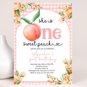 Op de afbeelding: Roze en groene uitnodiging voor een eerste verjaardag met een perzikillustratie en de tekst "she is one sweet peach" en details voor het feest.