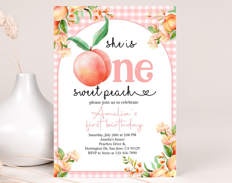Op de afbeelding: Roze en groene uitnodiging voor een eerste verjaardag met een perzikillustratie en de tekst "she is one sweet peach" en details voor het feest.