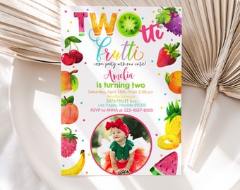 Op de afbeelding: Een kleurrijke uitnodiging voor een tweede verjaardag met een fruitthema. De uitnodiging bevat een foto van een kind in een groen-rode jurk, omringd door fruit-illustraties. De tekst luidt "TWO frutti come party with our cutie! Amelia is turning two Saturday, April 28th, from 2:00 pm Amelia's House 5678 FRUIT Ave. Las Vegas, Nevada 89109 RSVP to ANNA at 123-4567-8909"
