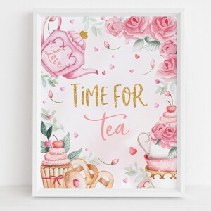 Könnte beinhalten: Ein weiß gerahmtes, druckbares Schild mit einem rosafarbenen und goldenen Design. Das Schild zeigt eine Teekanne, Cupcakes und Rosen. Der Text auf dem Schild lautet "Time for Tea".