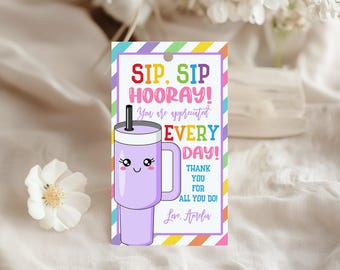Sip Sip Hooray Kubek z okazji Tygodnia Wdzięczności Nauczycielom Etykieta na Prezent Szkoła Klasa Personel Koniec Roku Letnie Słomkowe Etykiety na Upominki Do Wydrukowania TE02V