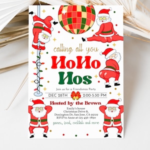 Pu&ograve; includere: Un invito a una festa di Natale con un design festoso che presenta Babbo Natale in varie pose. L'invito recita "calling all you HoHo Hos" e include i dettagli della festa, tra cui la data, l'ora, il luogo e l'ospite.