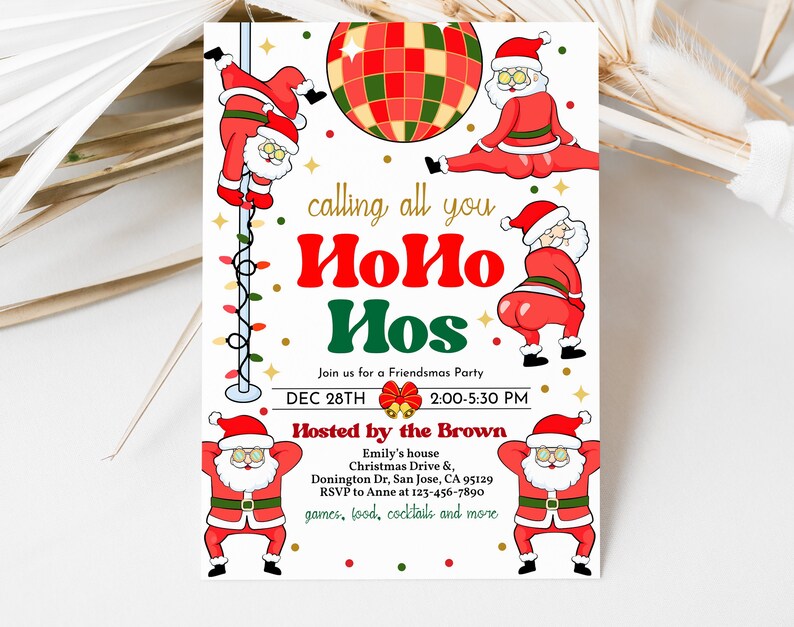 Pu&ograve; includere: Un invito a una festa di Natale con un design festoso che presenta Babbo Natale in varie pose. L'invito recita "calling all you HoHo Hos" e include i dettagli della festa, tra cui la data, l'ora, il luogo e l'ospite.