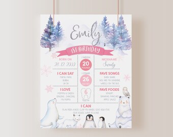 Può includere: Un grafico di pietre miliari del primo compleanno di una bambina di nome Emily, stampabile in rosa e bianco. Il grafico presenta un tema invernale con fiocchi di neve, alberi e animali. Include informazioni sull'età, il peso, l'altezza, le canzoni preferite, i cibi e le cose che Emily sa fare.