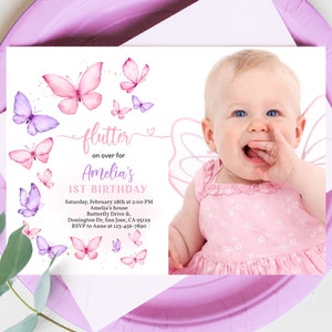 K&ouml;nnte beinhalten: Eine rosa und lila Schmetterlings-Motto-Einladung zum ersten Geburtstag mit einem Foto eines kleinen M&auml;dchens. Die Einladung lautet "flutter on over for Amelia's 1st Birthday".