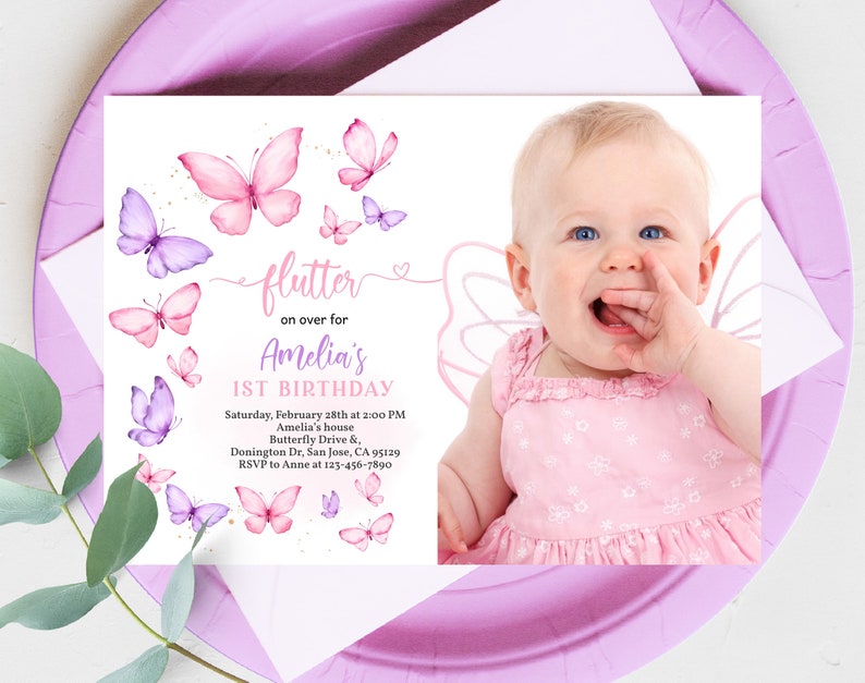 K&ouml;nnte beinhalten: Eine rosa und lila Schmetterlings-Motto-Einladung zum ersten Geburtstag mit einem Foto eines kleinen M&auml;dchens. Die Einladung lautet "flutter on over for Amelia's 1st Birthday".