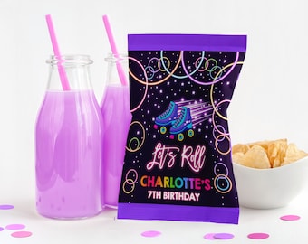 Puede incluir: Bolsa de patatas fritas morada con un diseño de neón con patines, estrellas y círculos. El texto en la bolsa dice "Let's Roll Charlotte's 7th Birthday".