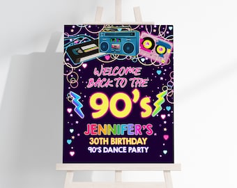 Könnte beinhalten: Ein Party-Schild auf einer Staffelei mit 90er-Jahre-Thema. Das Schild ist lila mit Neon-Grafiken einer Boombox, Kassetten und Blitzen. Der Text lautet "Welcome Back to the 90's" und "Jennifer's 30th Birthday 90's Dance Party."