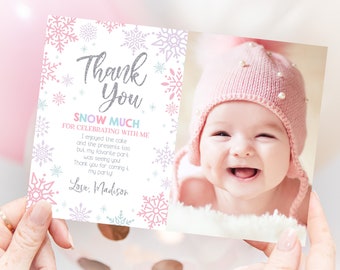 Puede incluir: Tarjeta de agradecimiento con un diseño de copo de nieve y una foto de una niña pequeña con un gorro rosa. El texto de la tarjeta dice "Muchas gracias por la nieve por celebrar conmigo".