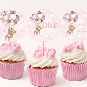 Adornos para cupcakes de cumpleaños con forma de osito de peluche, decoración para primera fiesta de niño y niña, globos aerostáticos rosas bonitos estilo bohemio, etiquetas para postres, plantilla editable BT81P