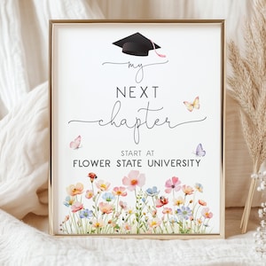 Peut inclure: Impression encadrée avec l'inscription « my NEXT chapter » et une illustration de chapeau de remise de diplôme. Le bas de l'impression présente un motif floral à l'aquarelle avec des papillons. Le texte « START AT FLOWER STATE UNIVERSITY » est également inclus.