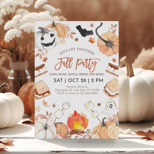 Op de afbeelding: Uitnodiging voor een herfstfeest met een aquarel-illustratie van pompoenen, vleermuizen, marshmallows en een kampvuur. De tekst luidt "Let's get together Fall party" en bevat details over het evenement, inclusief datum, tijd, locatie en RSVP-informatie.