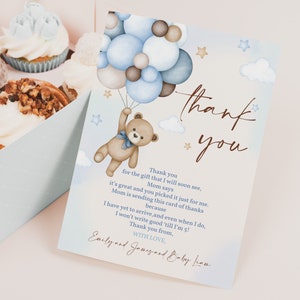 Tarjeta de agradecimiento de cumpleaños con osito de peluche. Podemos esperar. Nota de agradecimiento para baby shower de niño. Globo aerostático con hierba de pampa azul para imprimir. BS21B BT81B