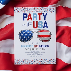 Pu&ograve; includere: Un invito patriottico con la scritta "PARTY in the USA" in blu e rosso. Il design include occhiali da sole con lenti a tema bandiera americana. L'invito &egrave; per il 2&deg; compleanno di Benjamin, con data e ora ben visibili.