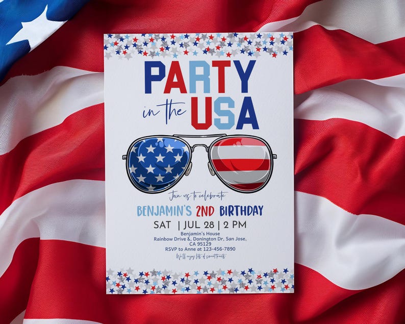 Pu&ograve; includere: Un invito patriottico con la scritta "PARTY in the USA" in blu e rosso. Il design include occhiali da sole con lenti a tema bandiera americana. L'invito &egrave; per il 2&deg; compleanno di Benjamin, con data e ora ben visibili.